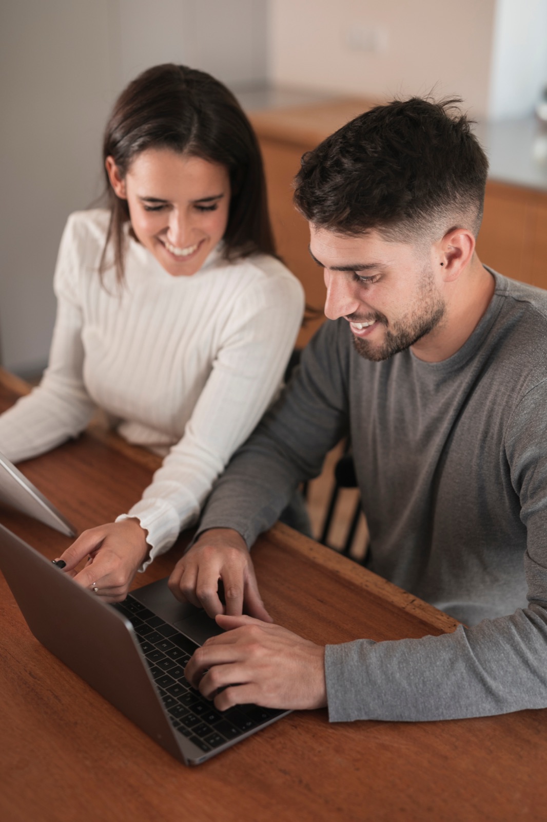 Pareja joven trabajando junta en un laptop