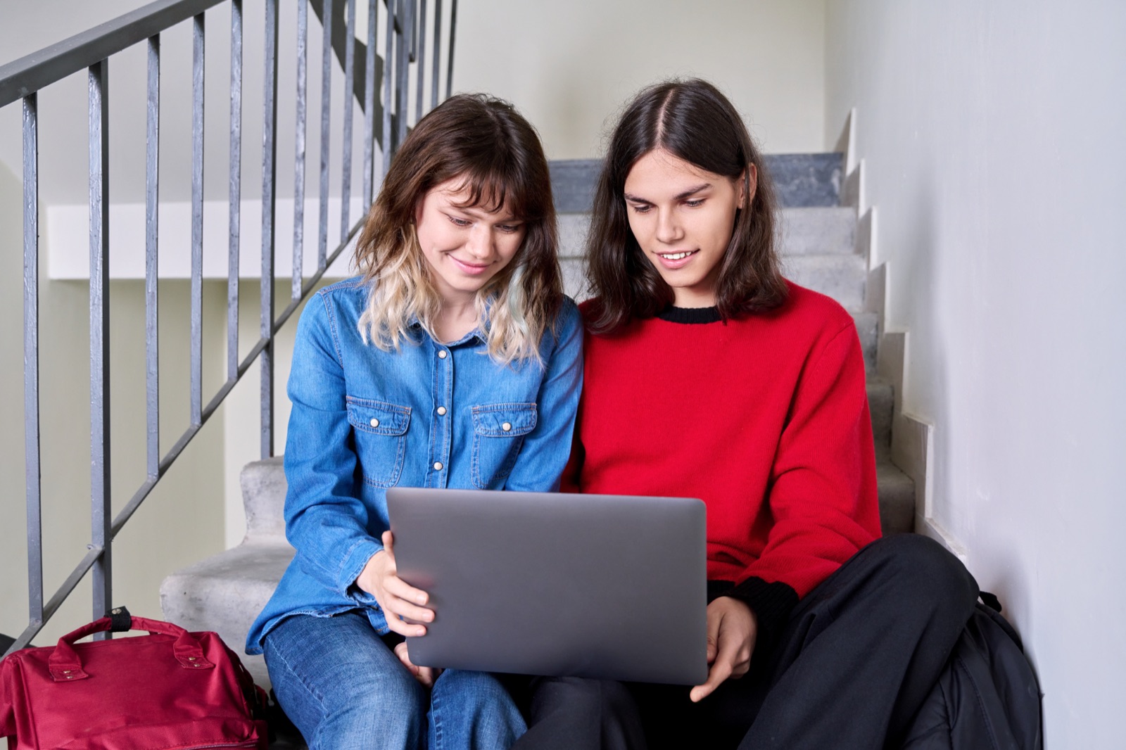 Estudiantes mirando un laptop juntos